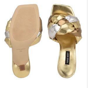 Yoyo Heeled Slide Sandals DETAILS:
Heel Height:
3.5